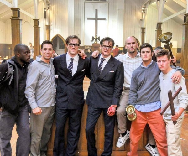 Колин Фёрт и его дублёр в сцене драки в церкви из фильма «Kingsman: Секретная служба» Колин Фёрт и его дублёр в сцене драки в церкви из фильма «Kingsman: Секретная служба»