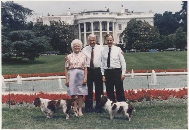 Борис Ельцин и Джордж Буш-старший на территории Белого дома, 1992 год.