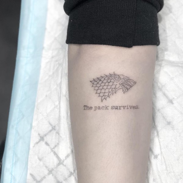 Софи Тёрнер тоже сделала тату, напоминающую о её участии в «Игре престолов»