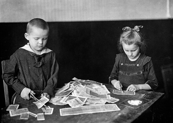 Дети играют с практически бесполезными марками, 1922 год