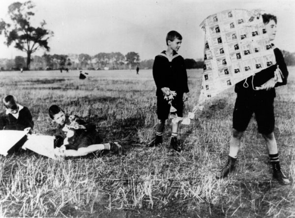 Мальчики запускают воздушного змея из банкнот, 1922 год