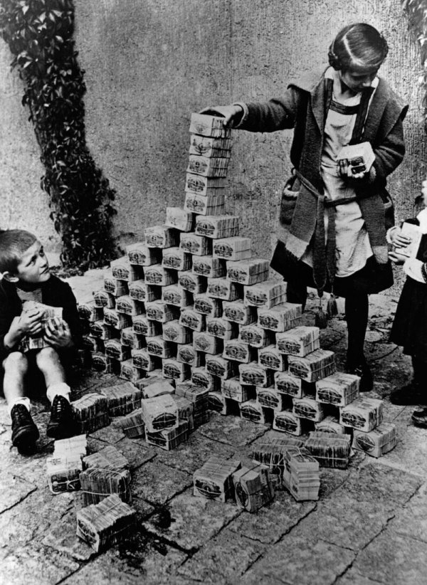 Дети используют пачки банкнот в качестве строительных блоков, 1923 год