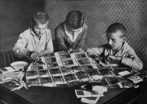 Мальчики используют бесполезные банкноты для декоративно-прикладного искусства, 1923 год