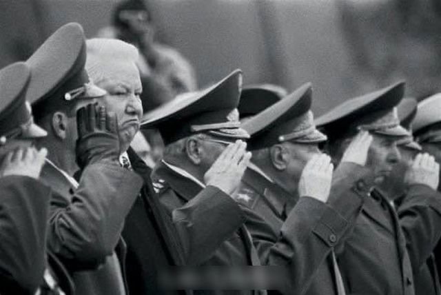 Борис Ельцин у Могилы неизвестного солдата в Москве, 1999