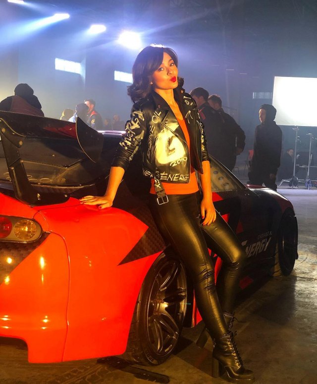 Марина Кравец - самая смешная женщина российского телевидения  в черном кожаном костюме у машины