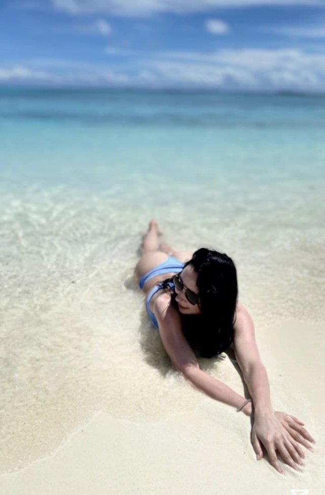 Фигуристка Елизавета Туктамышева на Мальдивах в синем купальнике