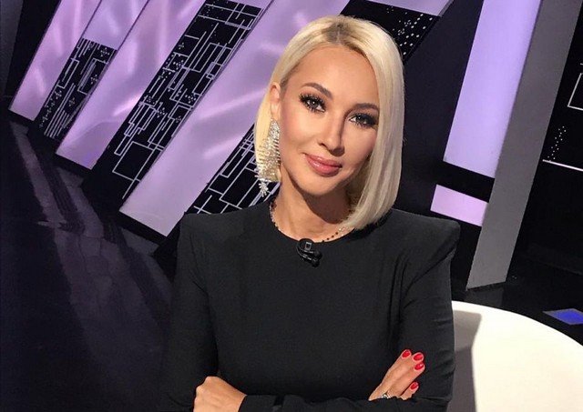 Телеведущая канала НТВ Лера Кудрявцева в черном платье