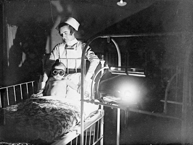 Ребенок проходит солнечную терапию, 1928 год.