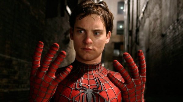 Тоби Магуайр в роли Питера Паркера, «Человек-паук»