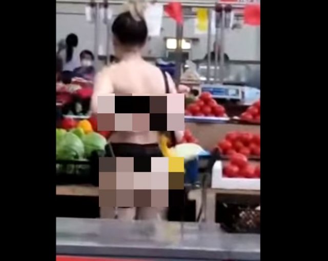 На рынке в Ростове-на-Дону заметили полуголую девушку