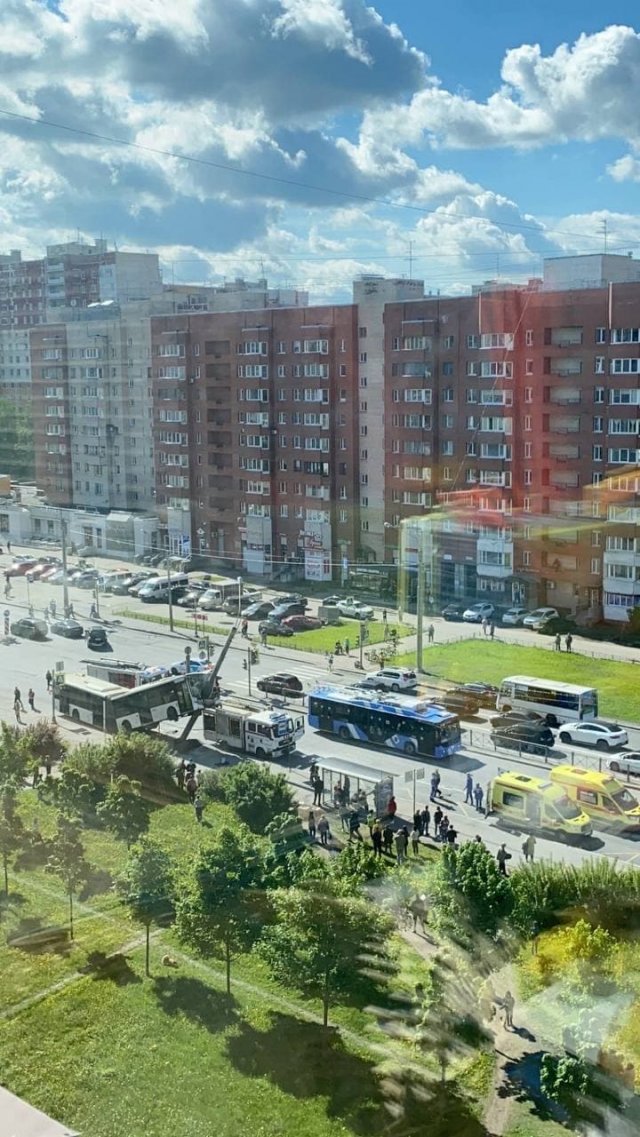 В Петербурге на на Ленинском проспекте автобус въехал в столб