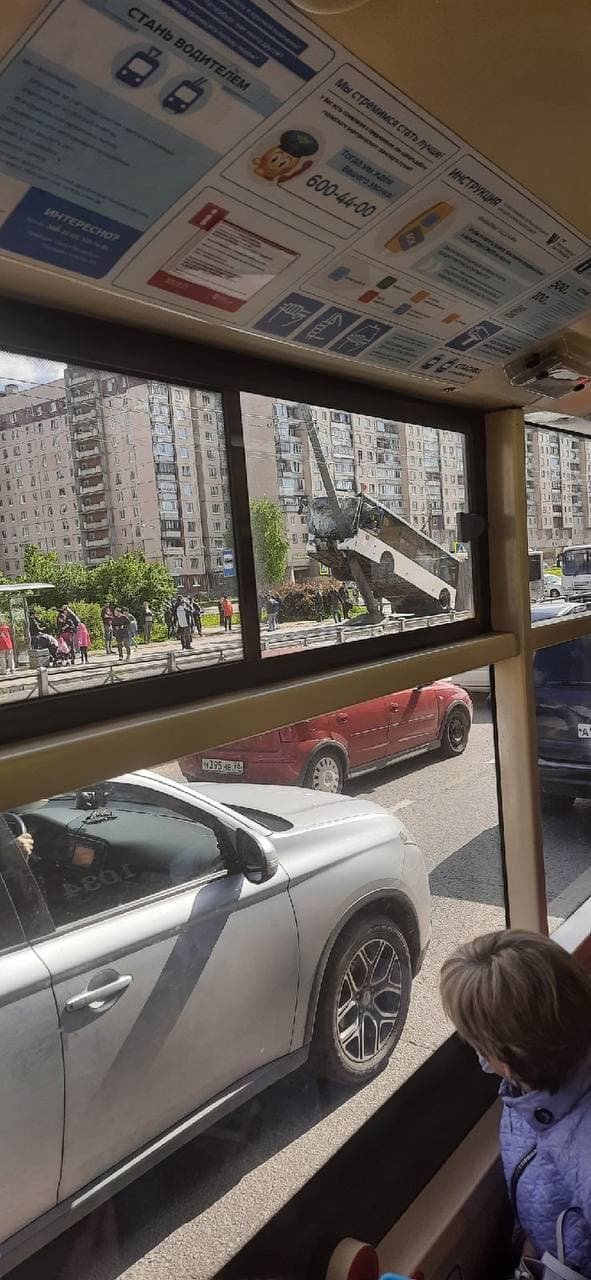 В Петербурге на на Ленинском проспекте автобус въехал в столб