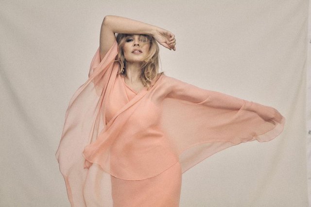 Кайли Миноуг в розовом платье