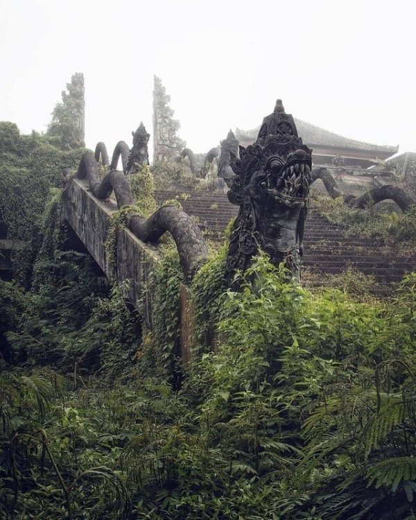 Заброшенный храм в Индонезии