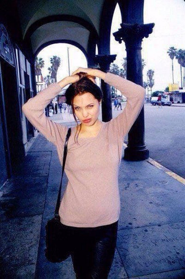 Анджелина Джоли, 1990-е. 