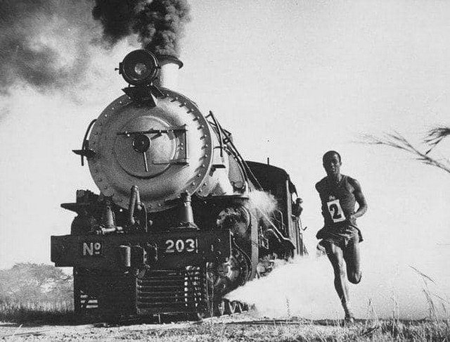 &quot;Человек против машины&quot;. Африканский бегун Матиас Канда из Южной Родезии, ныне Зимбабве, во время своих тренировок соперничал с паровым поездом и ни разу ему не проиграл в забеге, Селукве 1968 год
