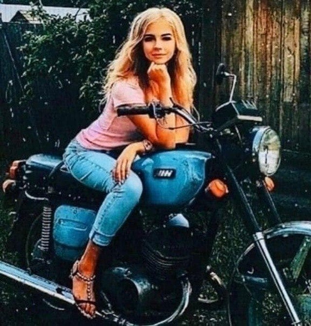 Девушка на мотоцикле, 1991