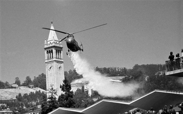 Распыление слезоточивого газа над мирной манифестацией в период губернаторства Рональда Рейгана. Калифорния, 1969 год.