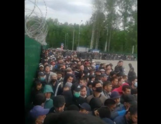 Огромные очереди из мигрантов в московских отделениях УФМС