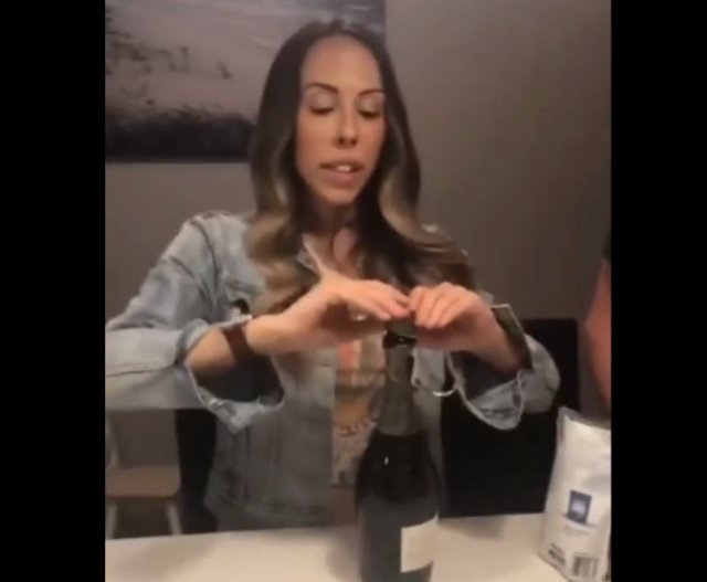 Как не стоит открывать бутылку шампанского
