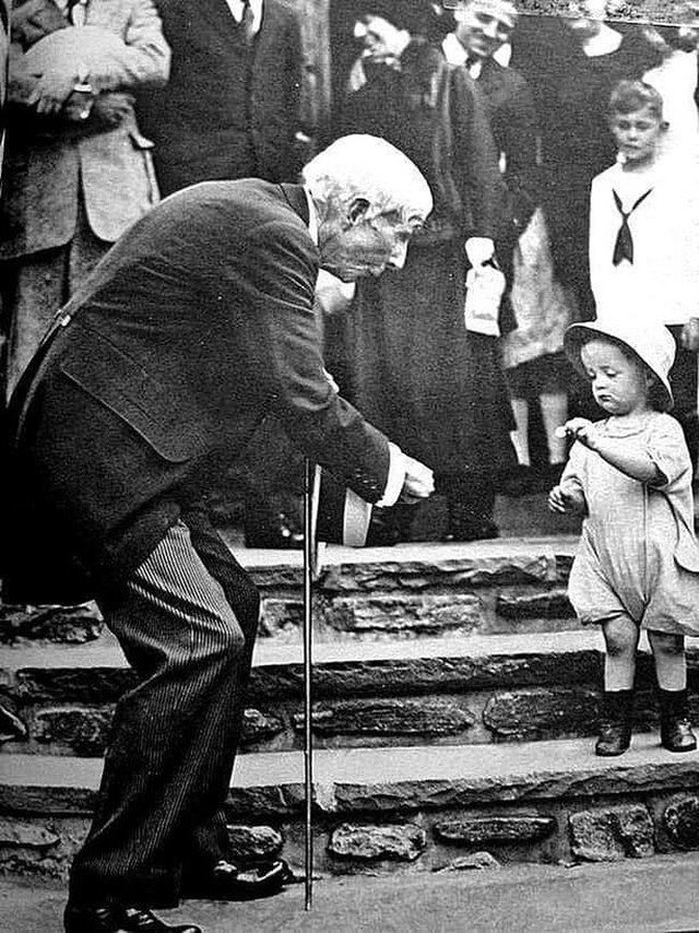 Миллиардер Джон Рокфеллер дарит пятицентовую монету ребенку на свое 84-летие. США, 1923 год