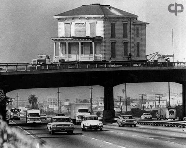 Дом переезжает через мост, Лос-Анджелес, 1970-е.