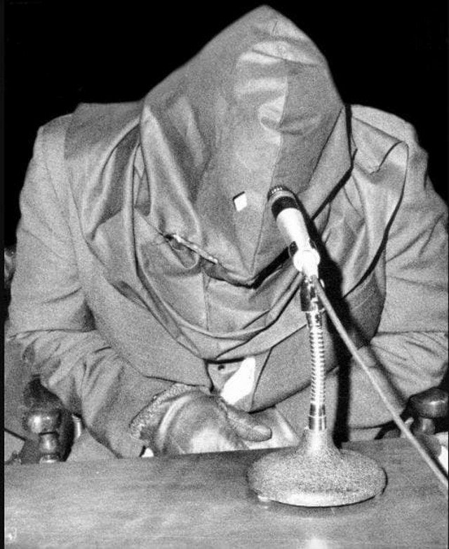 Свидетель, скрывающий лицо, дает показания против мафии, 1969 год.