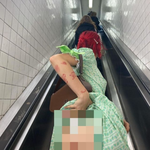 20-летняя дочь Ивана Урганта Эрика Куталия приподняла подол платья в метро и выложила пикантное фото