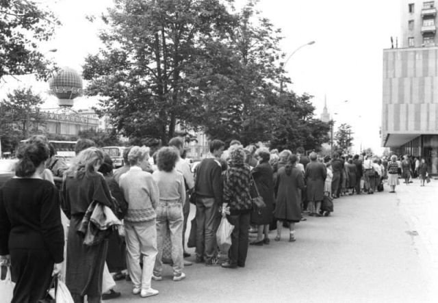 День начала официальной продажи в СССР Марса, Сникерса и Баунти, 1990 год.