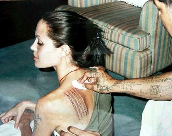 Анджелине Джоли делают татуировку на древнем кхмерском языке в Таиланде