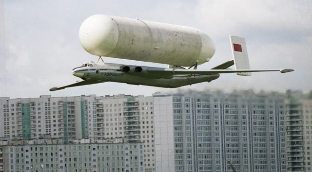 Тушинский аэродром. Тяжелый транспортный самолет ВМ-Т «Атлант» с макетом водородного блока для ракеты-носителя «Энергия» . 1989 год.