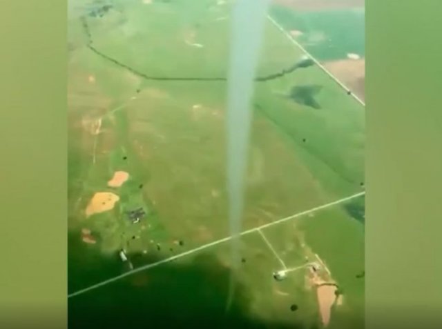 Страшные кадры: пилот снял, как торнадо закружил его самолет прямо в небе