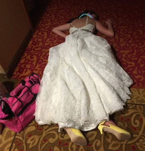 Любимое фото с нашей свадьбы: моя невеста так устала, что уснула прямо на полу в коридоре