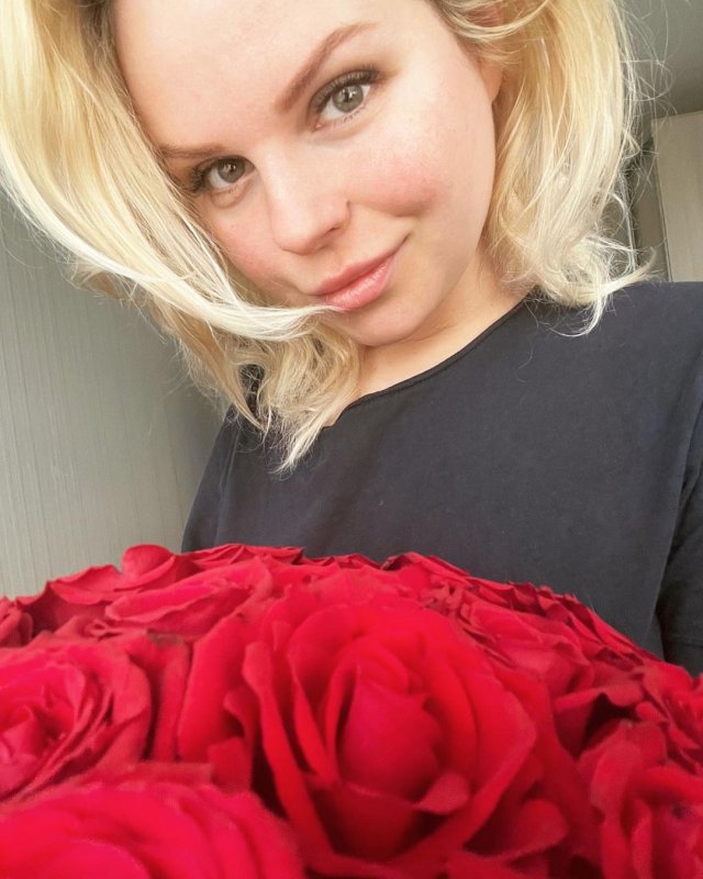 Бывшая солистка &quot;Ленинграда&quot; Алиса Вокс в черной кофте с розами