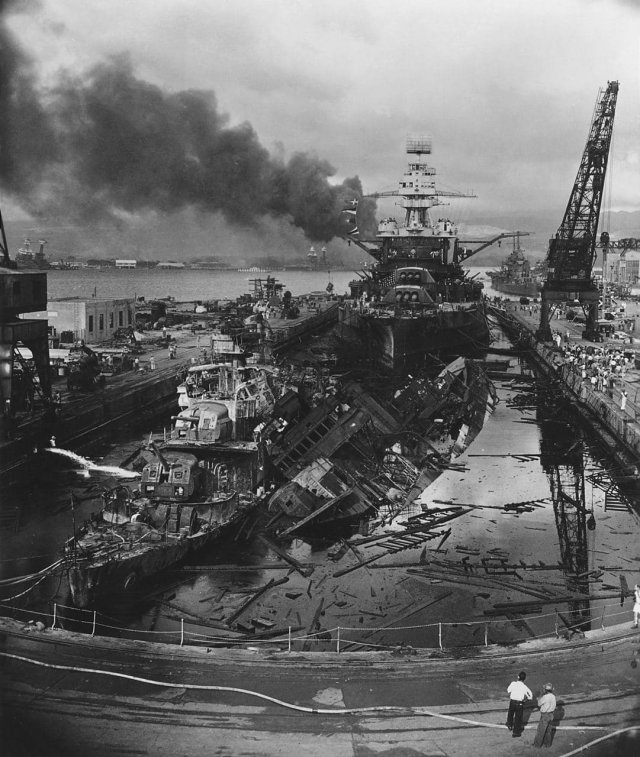 Военная база США в гавани Пёрл-Харбор после бомбардировки японской палубной авиацией. Гавайи, 7 декабря 1941 год
