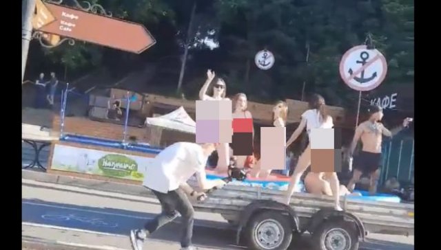 В Чебоксарах по набережной проехался внедорожник с прицепом, в котором танцевали полуголые девушки