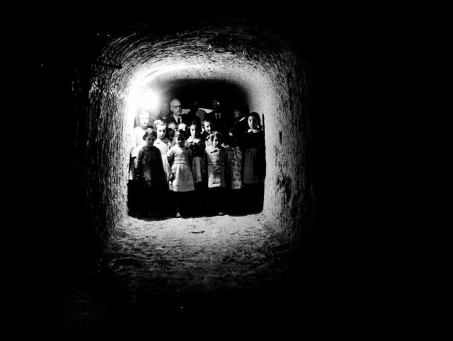 Дети укрываются в подземном убежище, чтобы избежать взрывов. Остров Менорке, Испания, 1938 год.