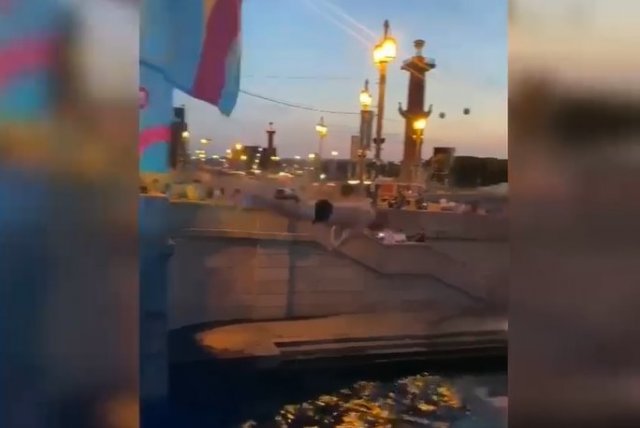 Пьяный болельщик спрыгнул с Троицкого моста в питерскую Неву