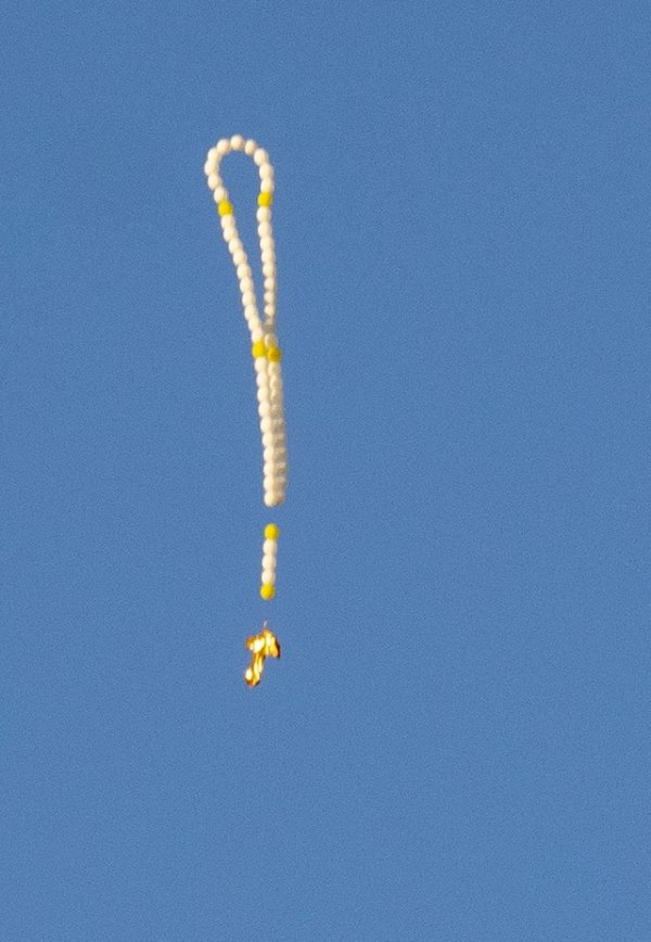 Что это за странная цепочка из шариков, которая медленно летит по небу?