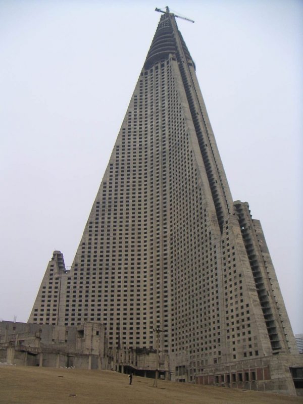 Гостиница Рюгён в Пхеньяне в процессе строительства
