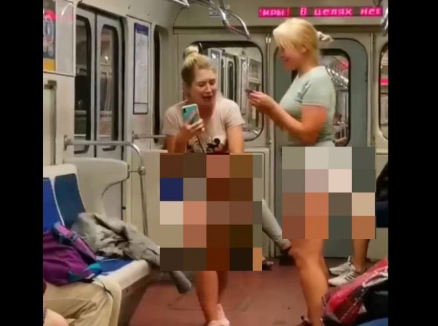 Две девушки в подгузниках устроили странный &quot;перформанс&quot; в питерском метро