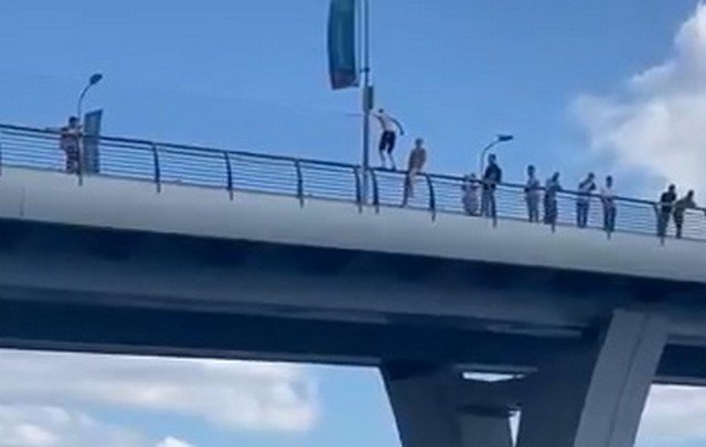 Житель Петерубрга спрыгнул с Яхтенного моста и попал в реанимацию