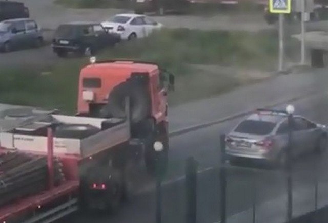 В Салехарде пьяный водитель грузовика протаранил машину полицейских