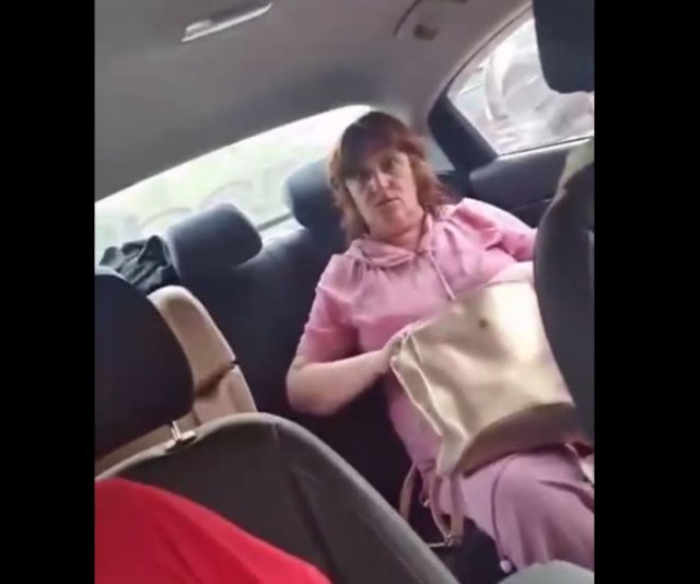 В Новосибирске неадекватная женщина напала на слабослышащего таксиста и отказалась платить за проезд