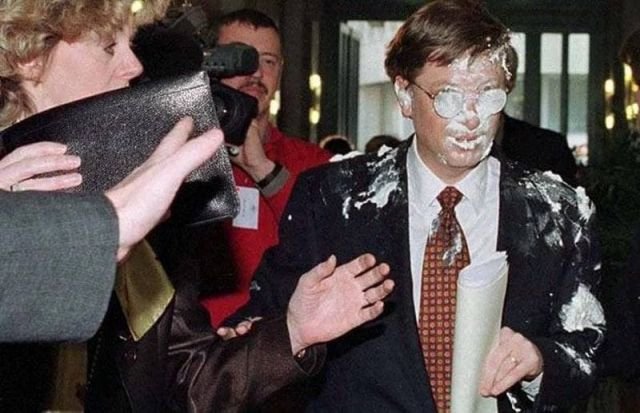 Билл Гейтс после броска в него тортом, 4 февраля 1998 года, Брюссель.