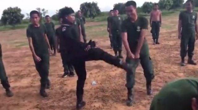 Необычная и болезненная тренировка полиции Камбоджи