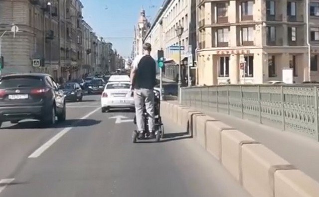 Мужчина на гироскутере проехался по центру Петербурга с двулетним малышом