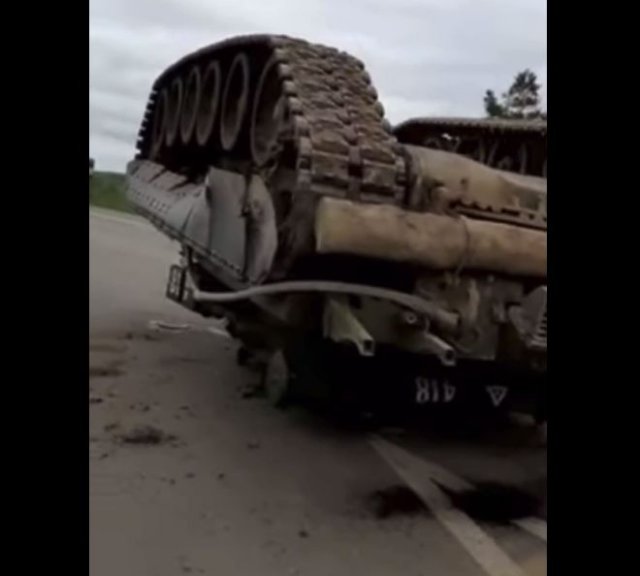 В Южно-Сахалинске на трассу уронили танк