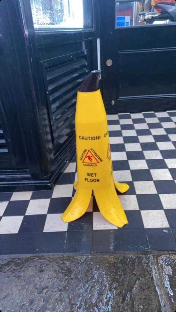 Знак «осторожно, мокрый пол» в виде банана
