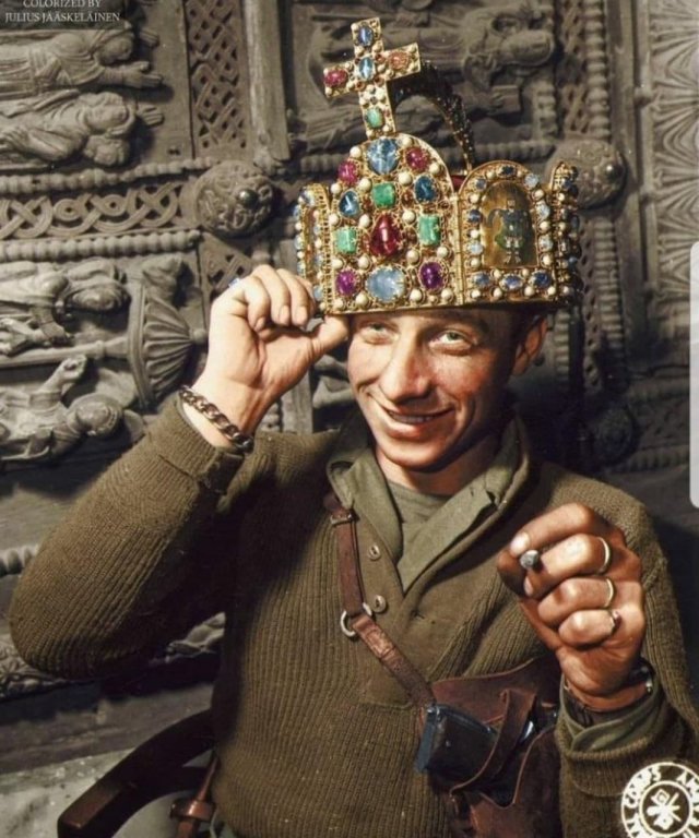 Американский солдат в короне Священной Римской империи. Нюрнберг, Германия, 1945 год.